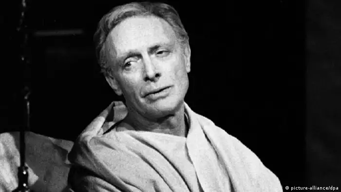 Erich Schellow steht im Januar 1982 in Senecas Tod auf der Bühne des Schloßpark-Theaters im Bezirk Steglitz. Schellow spielt die Titelrolle des Stücks von Peter Hacks