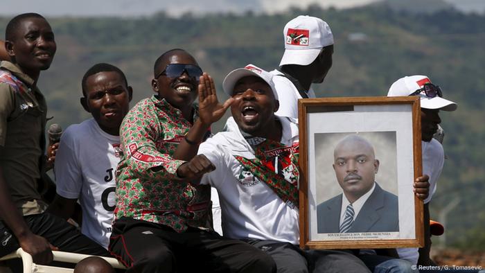 Freudige Anhänger halten gerahmtes Porträt von Burundis Präsident Pierre Nkurunziza(Foto: REUTERS/Goran Tomasevic)
