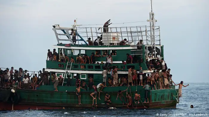 Bildergalerie - Thailand schleppt Flüchtlingsschiff auf das offene Meer zurück