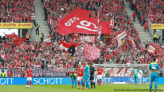 Bundesliga 1. FSV Mainz 05 gegen 1. FC Köln Fans mit Trikot für den verletzten Elkin Soto