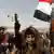 Huthi-Rebellen recken in der jemenitischen Hauptstadt Sanaa ihre Waffen nach oben (Foto: REUTERS/Khaled Abdullah)