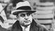 Al Capone em foto preto-e-branca de 1931, com casacão e chapéu, camisa e gravata Al Capone em foto preto-e-branca de 1931, com casacão e chapéu, camisa e gravata