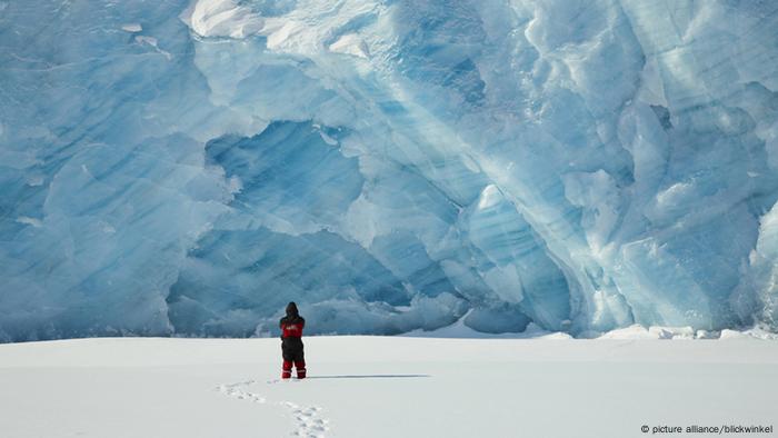 Mensch vor Eiswand des Emmanuel-Gletschers, Groenland (Foto: picture-alliance).