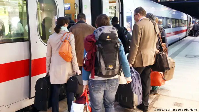Symbolbild Deutschland Bahnstreik beendet Fahrgäste steigen ein