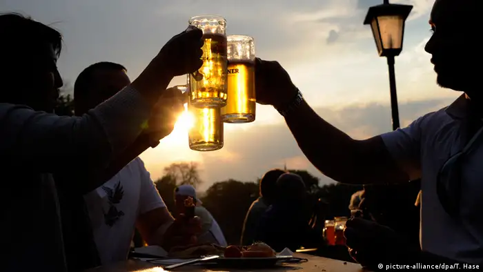 People drinking beer (picture-alliance/dpa/T. Hase)