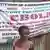 Junge Frau vor einem Banner, das vor Ebola warnt, in Sierra Leones Hauptstadt Freetown (Foto: DWD Pelz)