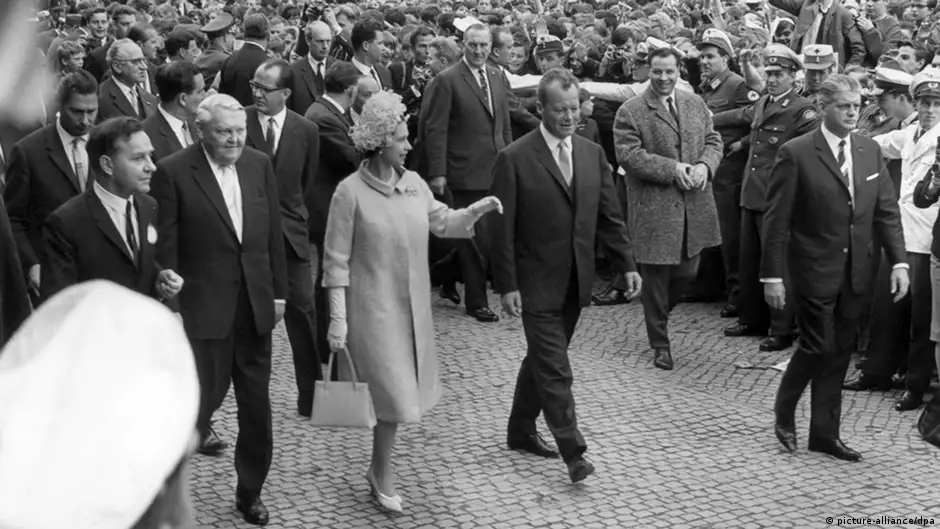 Елизавета II в Берлине 27 мая 1965 года в сопровождении канцлера ФРГ Людвига Эрхарда и правящего бургомистра Западного Берлина Вилли Брандта