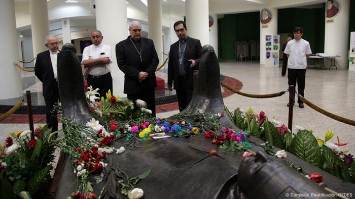 Óscar Arnulfo Romero y Galdámez nació en Ciudad Barrios (El Salvador), el 15 de agosto de 1917 y fue asesinado el 24 de marzo de 1980 en San Salvador.