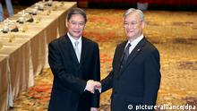 23.5.2015 *** epa04763019 China's top Taiwan policy maker Zhang Zhijun (L) shakes hand with Taiwan's top China poilcy maker Andrew Hsia (R) in the Golden Lake Hotel on Kinmen Island in theTaiwan Strait, 23 May 2015. Zhang arrived in Kinmen on 23 May for a two-day visit. He and Hsiao will hold talks on issues including Taipei and Beijing's exchanging liaison offices, deportation of criminals, Taiwan's joining the Asian Development Bank for Infrastructure and Kinmen Island buying drinking water from China. EPA/STR TAIWAN OUT