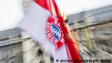 Zahlreiche Fans des FC Bayern München warten am 24.05.2015 auf dem Rathauspatz in München (Bayern) auf die Meisterspieler und Meisterspielerinnen des FC Bayern. Foto: Marc Müller/dpa
