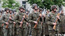 Auf dem Bild: Die Soldaten der bosnischen Armee, die einen Afghanistaneinsatz hinter sich haben. (Sarajevo, 25.5.2015.) Rechte: klix.ba (Partner der DW)
