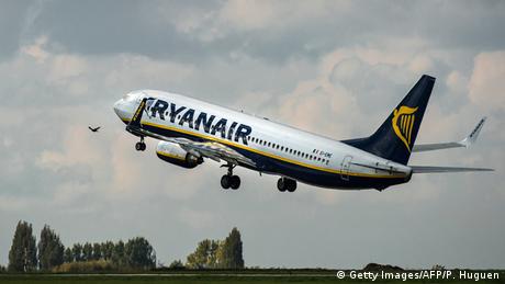Symbolbild Ryanair Flugzeug hebt ab