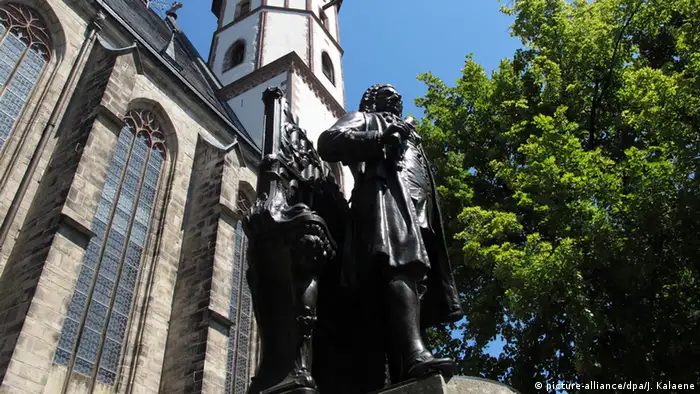 Leipzig Thomaskirche mit Bach Statue (dpa)