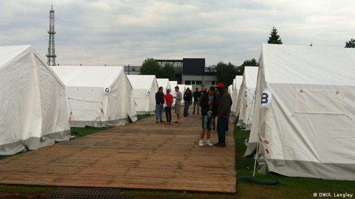 Zelte als Unterkunft für Flüchtlinge in Linz, Österreich (Photo: DW/Alison Langley)
