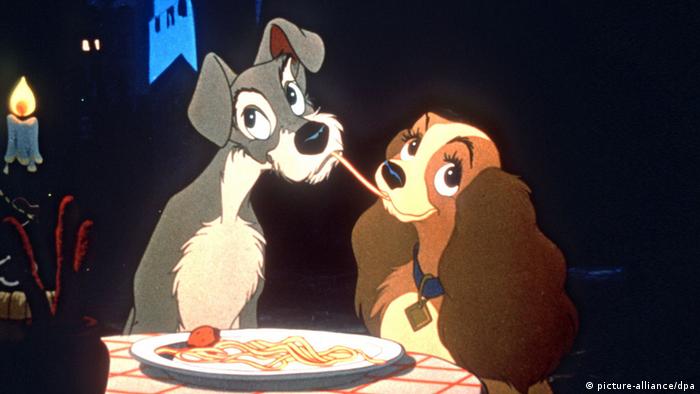 Two cartoon dogs eating spaghetti (picture-alliance/dpa)