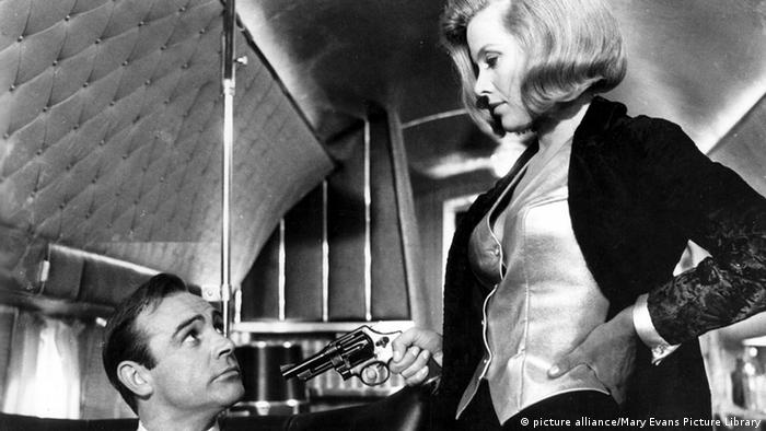 Honor Blackman and Sean Connery 