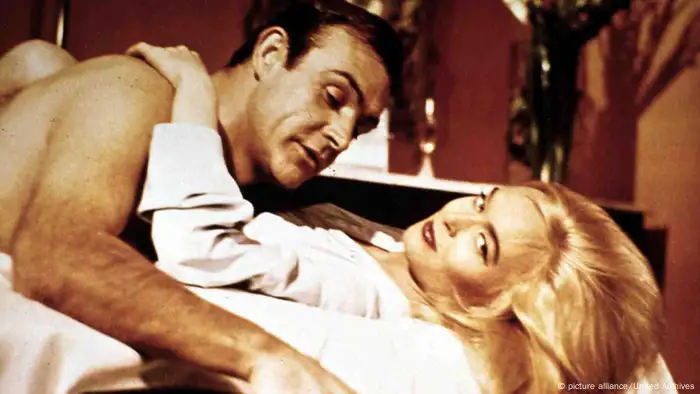 Honor Blackman und Sean Connery im James Bond-Film Goldfinger 1964