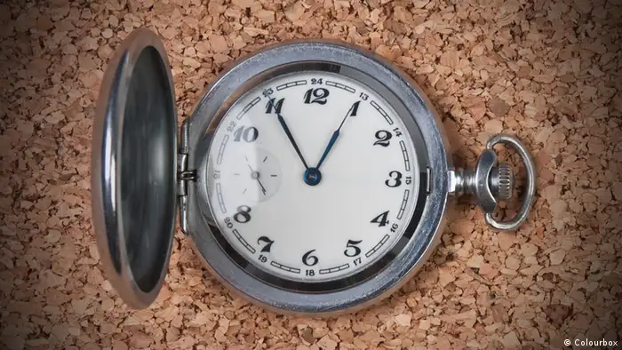 Symbolbild Countdown Griechenland Uhr Taschenuhr