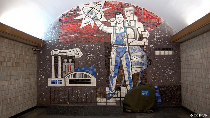 Мозаика Индустриальный труд на станции метро Шулявская, выполнена украинскими худоожниками Иваном и Марией Литовченков в 1963 году