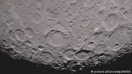 Bild von der Rückseite des Mondes (picture-alliance/dpa/NASA)