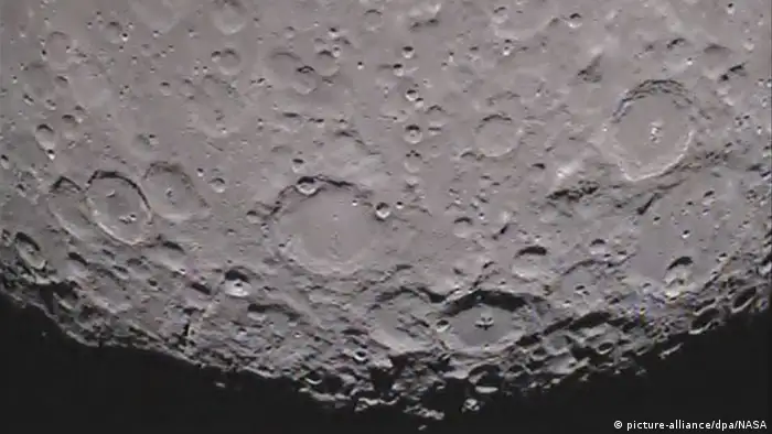 Bild von der Rückseite des Mondes (picture-alliance/dpa/NASA)
