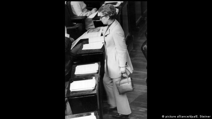 زنان در ابتدا موظف بودند زنانه لباس بپوشند: با دامن و پیراهن. در شهر برمن یک زن کارمند به دلیل پوشیدن یک شلوار قرمز در وظیفه اخراج شد. در روز ۱۴ اکتوبر سال ۱۹۷۰ یک سیاستمدار زن آلمانی دست به کاری زد که تا آن روز سابقه نداشت: لنوته فن‌بوتمر از حزب سوسیال دموکرات در این روز به عنوان نخستین زن با کت و شلوار در پشت تریبون پارلمان قرارگرفت. 