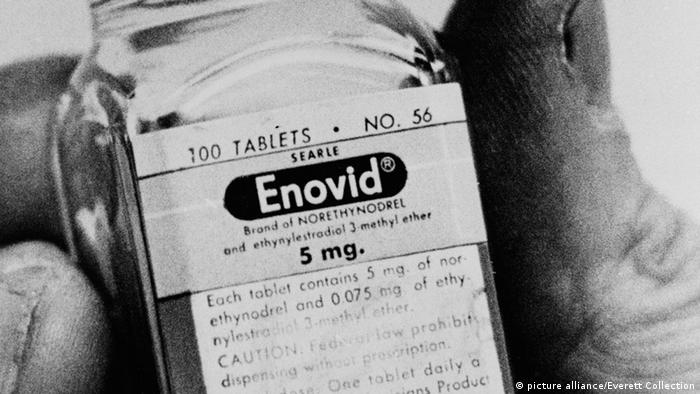 A bottle of the birth control pill Enovid of the 1960s (picture alliance/Everett Collection)