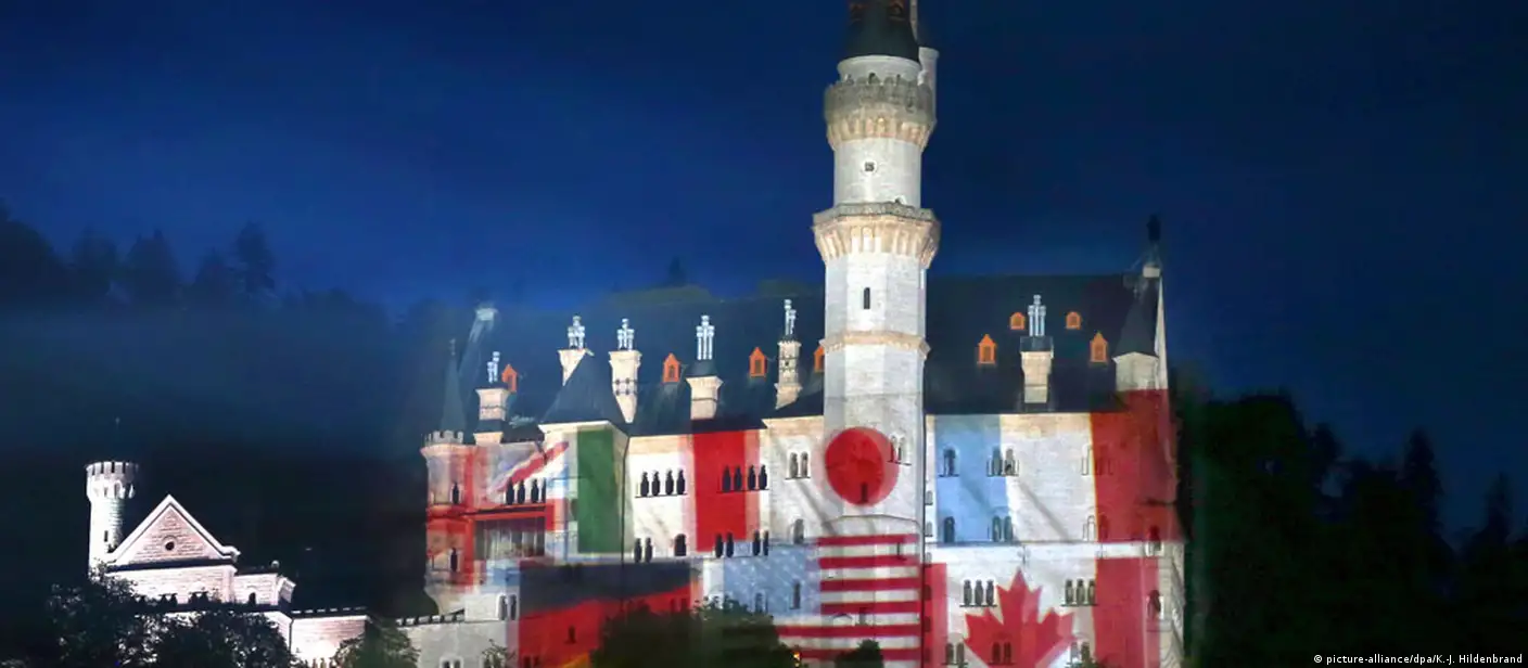 Neuschwanstein Castle raises the flags