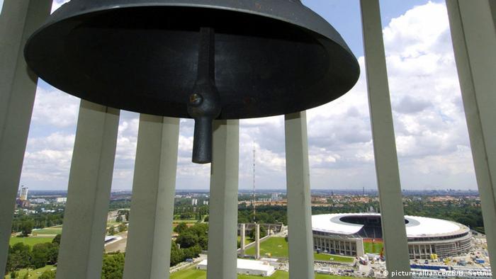 بازدیدکنندگان برج ناقوس Mayfield می‌توانند از بالای این برج نه تنها از منظره زمین و محوطه ورزشگاه، که همچنین از نمای شهر برلین دیدن کرده و لذت ببرند. البته این برج که در سال ۱۹۶۲ ساخته شده، یک بازسازی از سازه اصلی برج است که به همراه ناقوس اصلی که نمادی از مسابقات تابستانی سال ۱۹۳۶ بود، در جنگ ویران شدند. امروزه این برج، هم یادبودی از برج اصلی و هم سکویی برای تماشای شهر و ورزشگاه المپیک است.