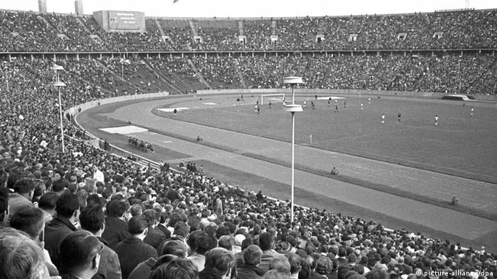 پس از سال‌های احیای اقتصادی جمهوی فدرال آلمان، مسابقات فوتبال بوندس‌لیگا در سال ۱۹۶۲ به راه افتاد. با شروع فصل نخست این مسابقات، ورزشگاه المپیک برلین به عنوان میزبان مسابقات خانگی تیم فوتبال هرتا برلین انتخاب شد. هرتا برلین اولین بازی خود در این مسابقات را مقابل نورنبرگ انجام داد و هواداران برلینی بر اساس سنت همیشگی، در انتهای شرقی ورزشگاه نشسته بودند. 