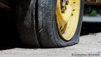 Flat tire of old car (Colourbox/Akhararat)