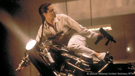  Angelina Jolie als Lara Croft um sich schießend auf einem Motorrad (picture-alliance/United Archives/IFTN)