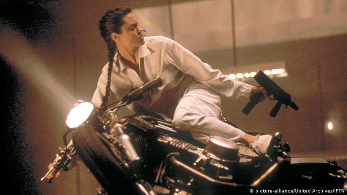  Angelina Jolie als Lara Croft um sich schießend auf einem Motorrad (picture-alliance/United Archives/IFTN)