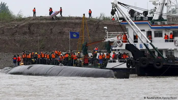 China Schiffsuntergang auf dem Jangtse-Fluss
