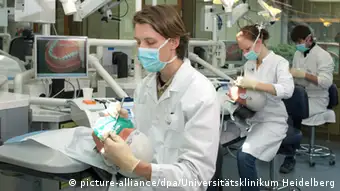 Deutschland Zahnmedizin-Studenten üben mit Puppen