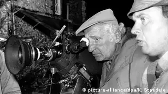 Wilhelm Semmelroth prüft während der Dreharbeiten zu dem TV-Zweiteiler Lucilla am 29. Mai 1979 in England eine Kameraeinstellung. Rechts der Kameramann Bernd Müller