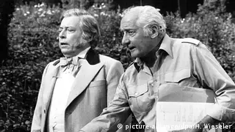 Wilhelm Semmelroth (re.) und der Schauspieler Hans Caninenberg, der die Rolle des Sir Michael Audley spielt, während der Dreharbeiten zu dem WDR-Zweiteiler Lady Audleys Geheimnis (1977)