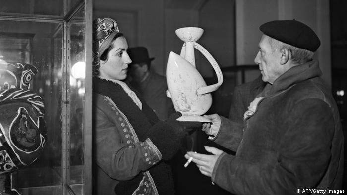 Fotografie aus dem Jahr 1948: Francoise Gilot und Picasso halten zusammen eine helle Skulptur