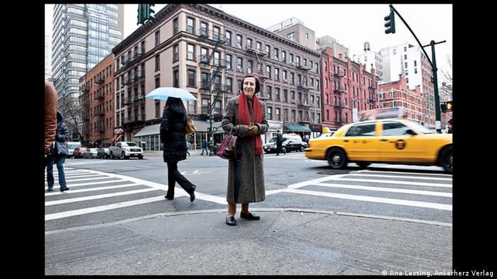 Françoise Gilot auf einer New Yorker Straßenkreuzung