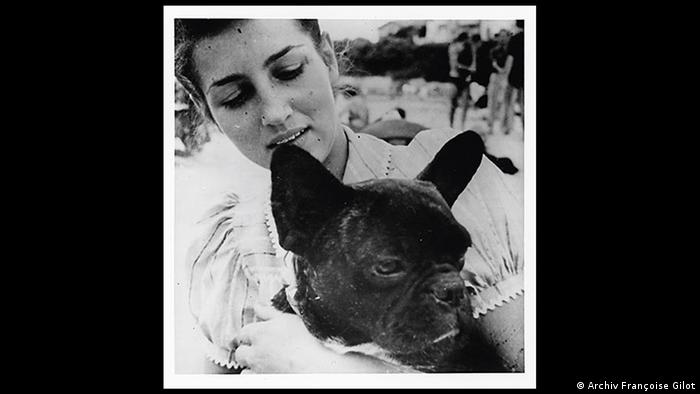 Françoise Gilot als junge Frau mit Hund