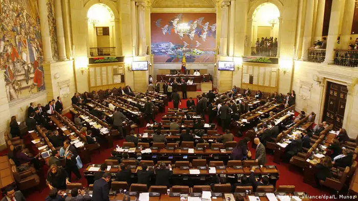 El Congreso de Colombia aprobó, en el marco de la implementación del Acuerdo de Paz, una ley que perdona delitos menores cometidos por guerrilleros de FARC y militares. La norma considera amnistías, indultos y tratamientos especiales, pero excluye los crímenes de guerra y delitos de lesa humanidad de los combatientes de las Fuerzas Armadas Revolucionarias de Colombia (FARC) o los militares. 28.12.2016