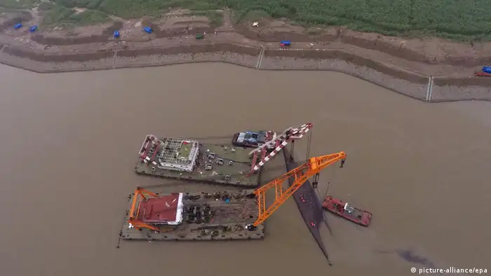 China Schiffsuntergang auf dem Jangtse-Fluss Rettungsarbeiten