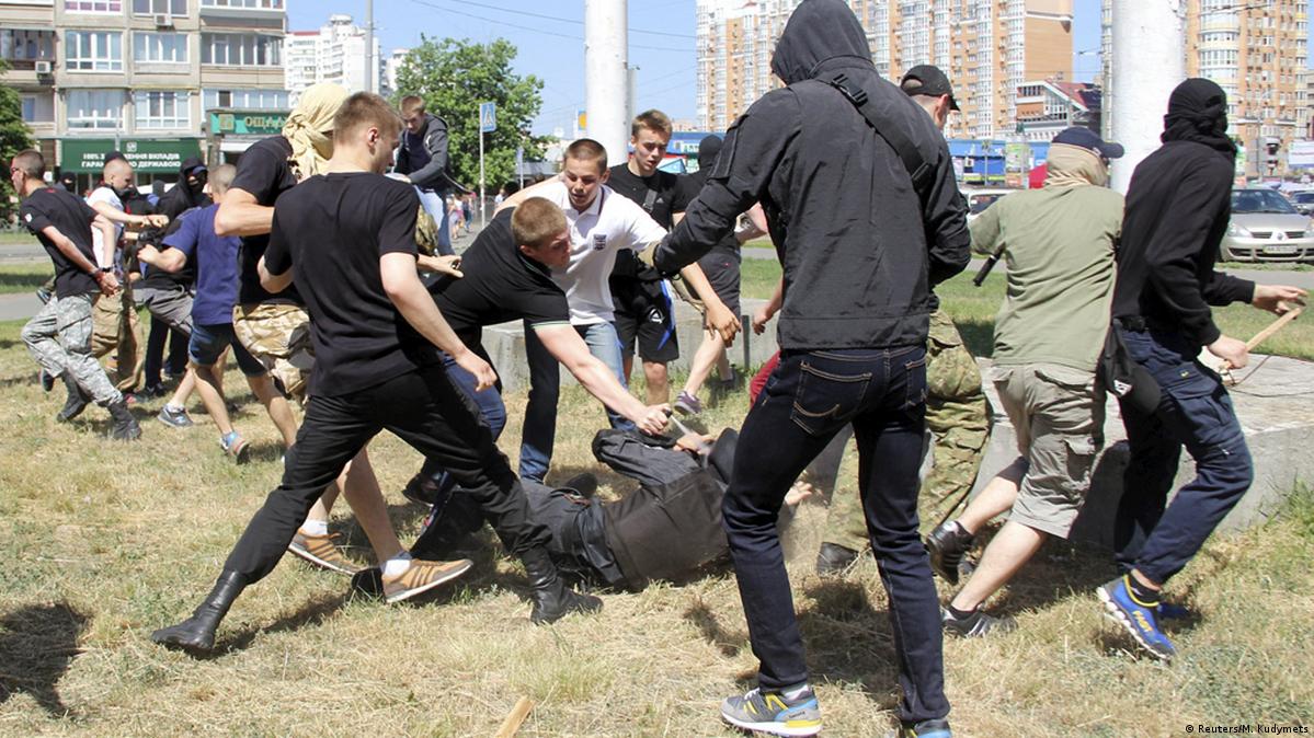 Правые напали на участников гей-парада в Киеве – DW – 06.06.2015
