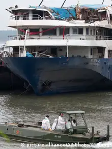 China Schiffsuntergang auf dem Jangtse-Fluss Bergungsarbeiten