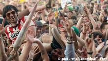 6.6.2015 Rockfans feiern am 06.06.2015 in Mendig (Rheinland-Pfalz) beim Festival Rock am Ring vor der Hauptbühne. Foto: Thomas Frey/dpa