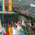 192 Schülerinnen und Schüler mit den Flaggen der UN-Mitgliedstaaten, 07.06.2015 (Foto: DW/Knipp)