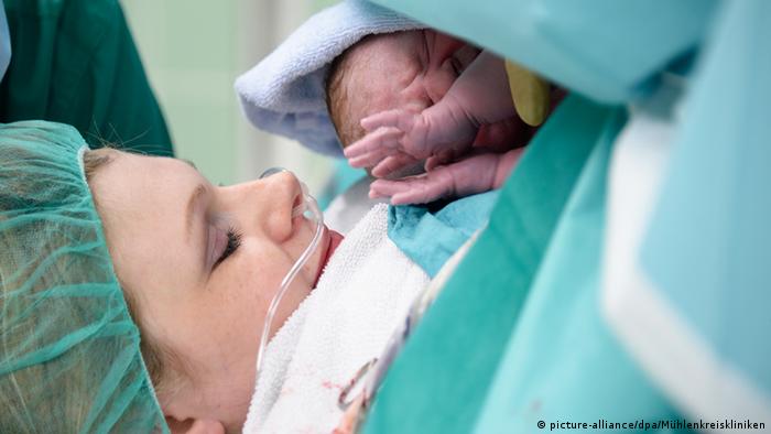 Una madre y su bebé recién nacido por cesárea.
