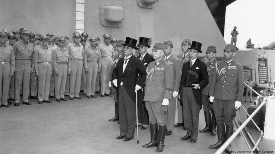 Japanska delegacija koaj je potpisala kapitulaciju Amerikancima, na ratnom brodu USS MISSOURI u Tokiju.