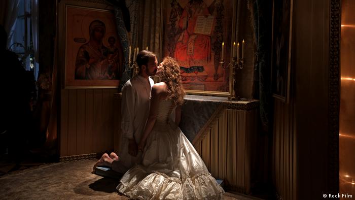 Filmstill aus Matilda von Alexei Utschitel. Der Zar und seine Geliebte küssen sich. (Foto: Rock Film)