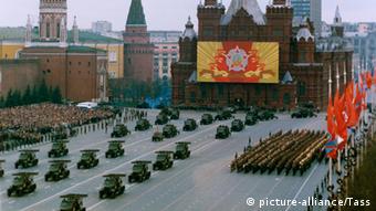 Russland Truppenparade des Warschauer Paktes in Moskau 1985 (Foto: picture-alliance/Tass)